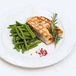 Somon la gratar cu fasole pastai